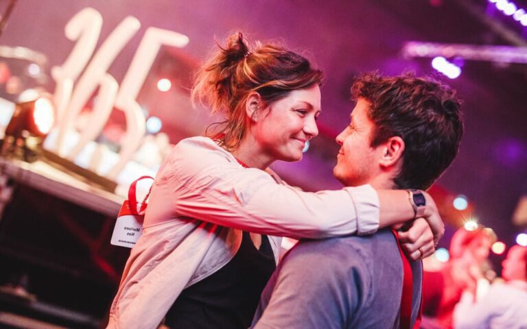 Opnieuw verliefd worden op je partner? Ontdek deze 36 vragen.
