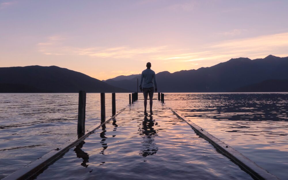 man-aan-het-pier-wegkijkend