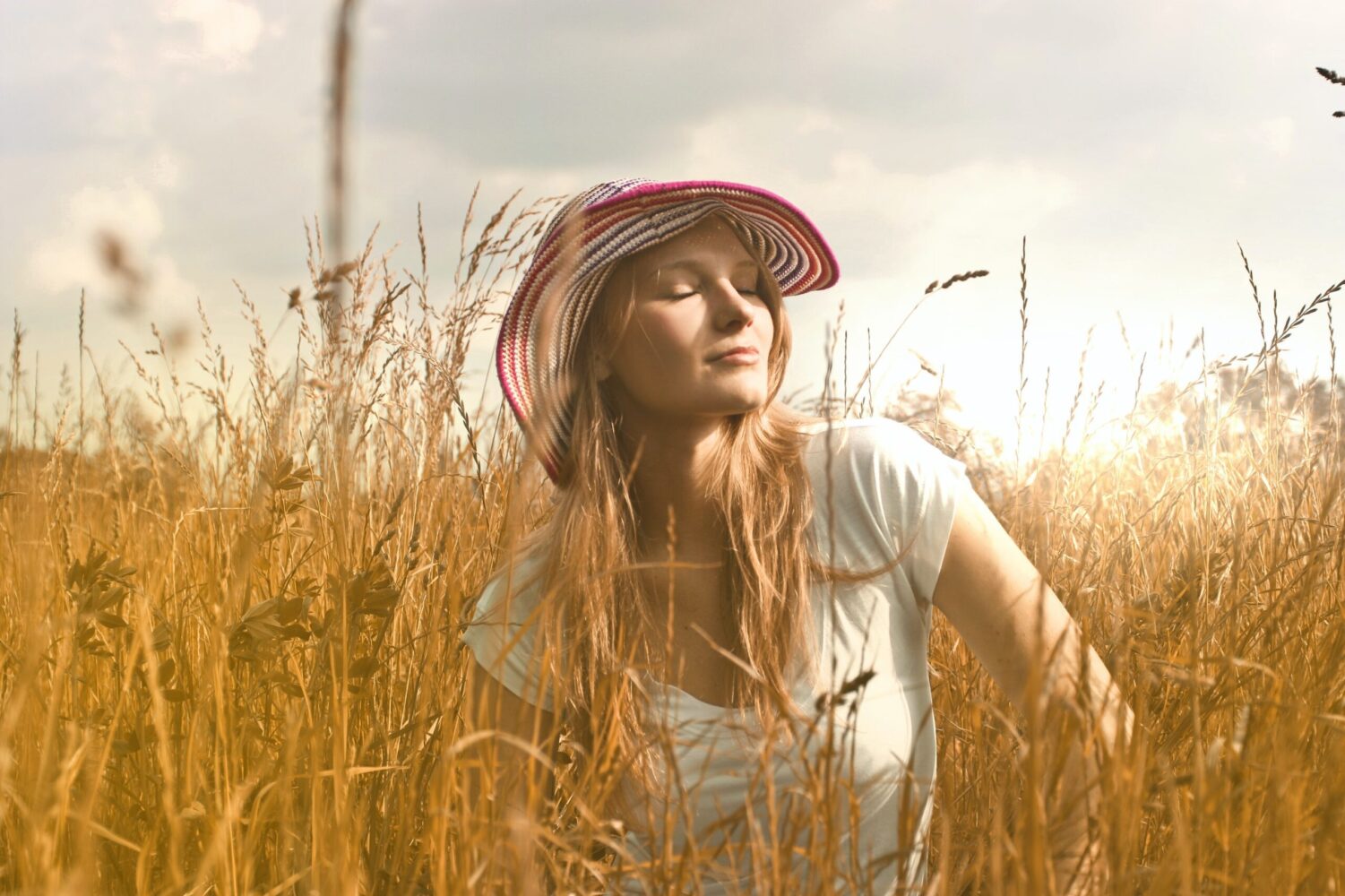 Vrouw-ontspannen-in-rietveld-zon-jpg