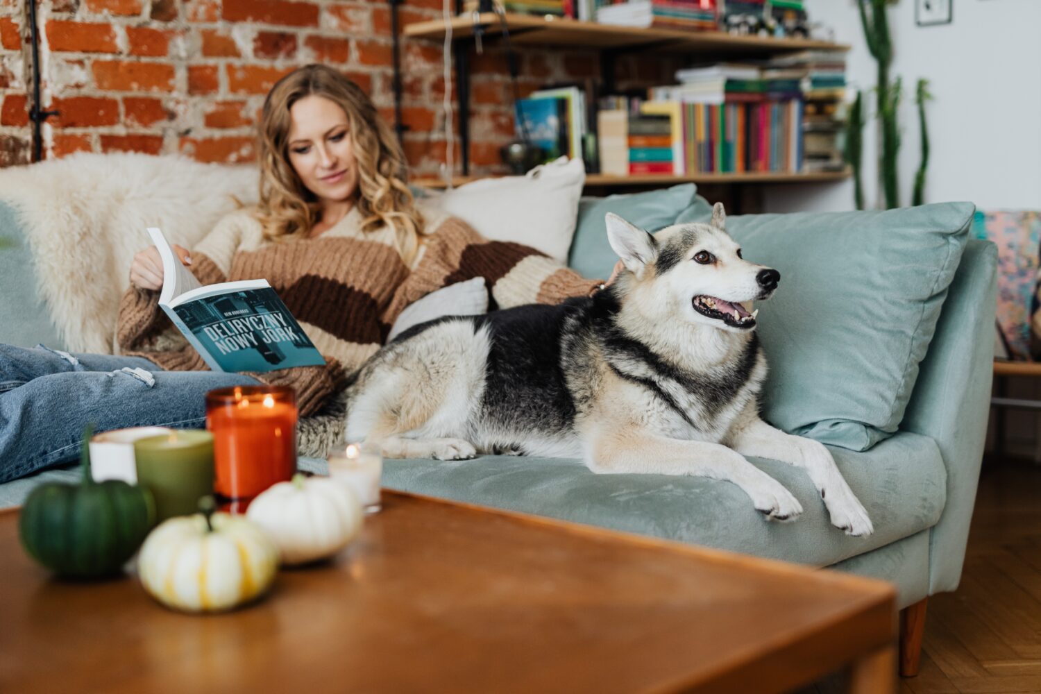 relaxen-vrouw-boek-hond-bank-jpg