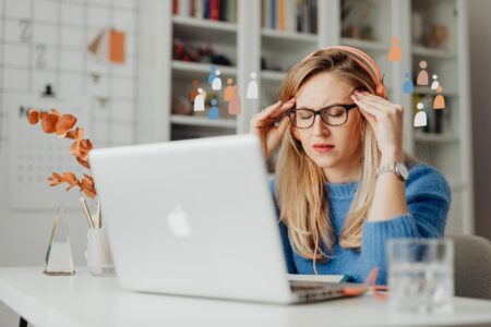 werk-stress-vrouw-achter-laptop-jpg