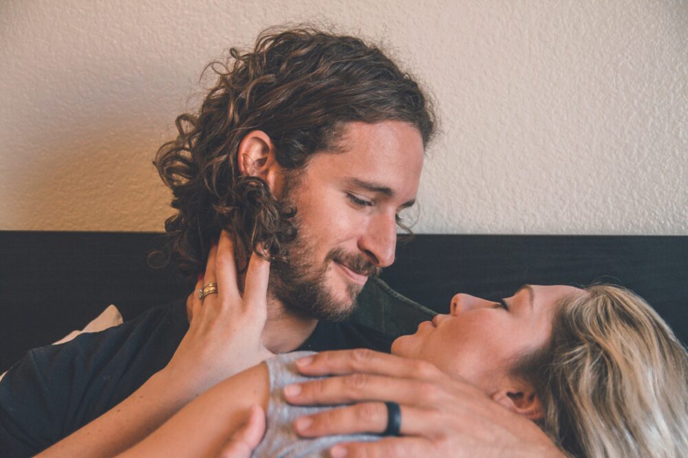 Opnieuw verliefd worden op je partner? Ontdek deze 36 vragen.
